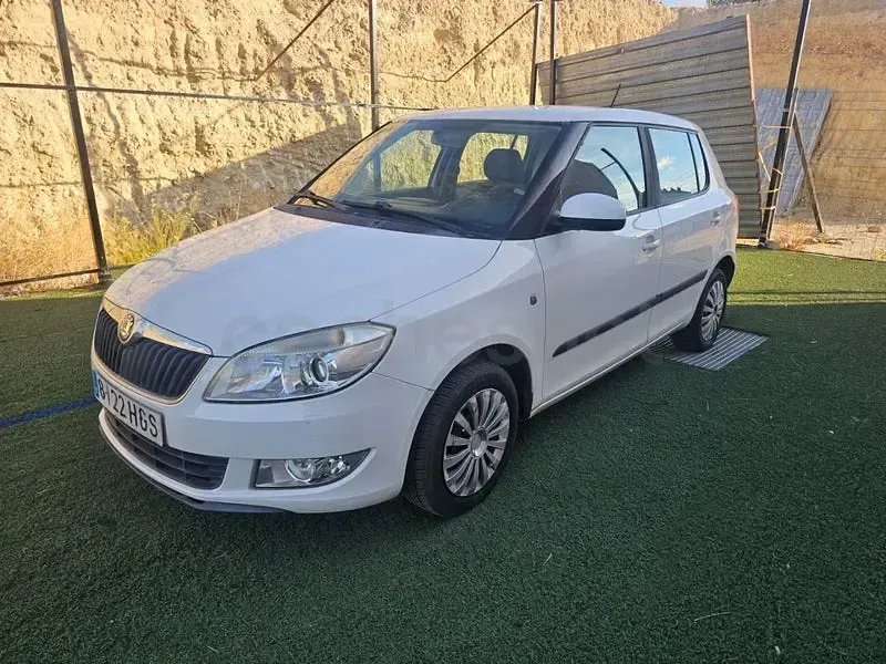 Usado Skoda Fabia Ambition 60 CV (44 kW) 2011 Blanco Berlina