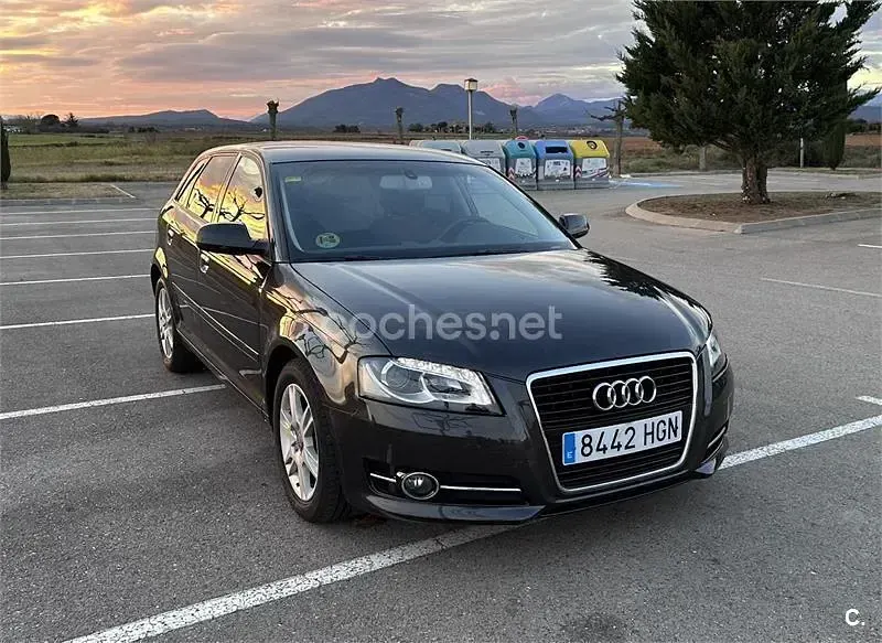 Usado Audi A3 Sportback Attraction 105 CV (77 kW) 2011 Gris / plata Utilitario