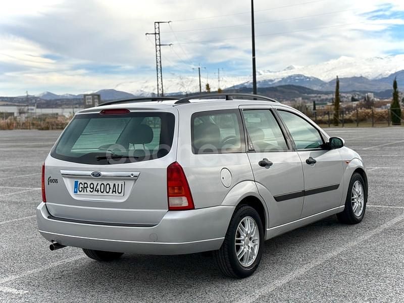 Usado Ford Focus Ghia 130 CV (95 kW) 1999 Gris / plata Familiar