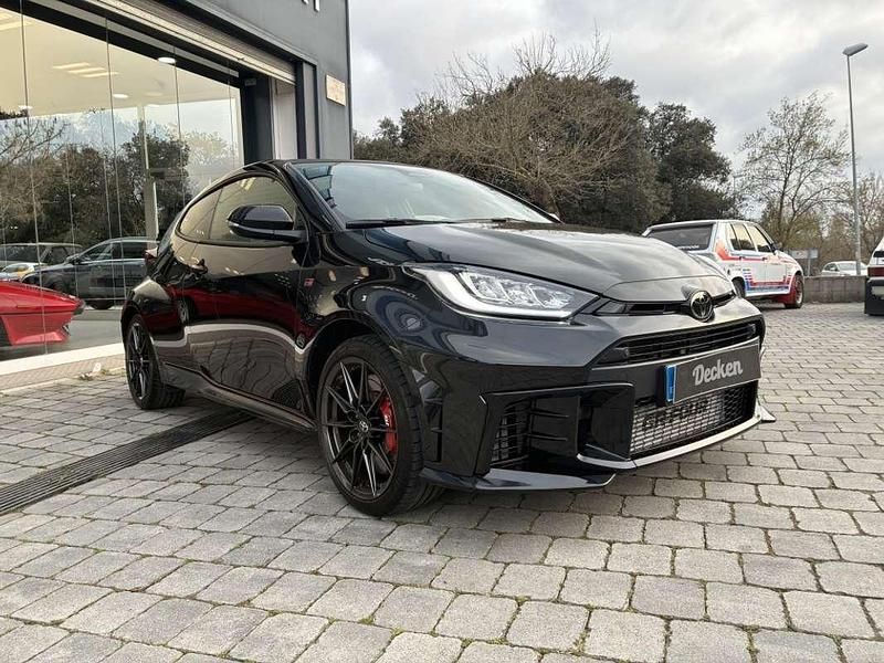 Używany Toyota Yaris 276 KM (202 kW) 2024 Czarny Hatchback