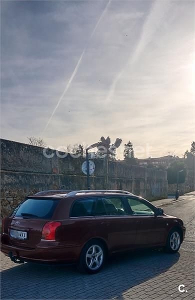 Usado Toyota Avensis Sol 129 CV (94 kW) 2003 Rojo Familiar
