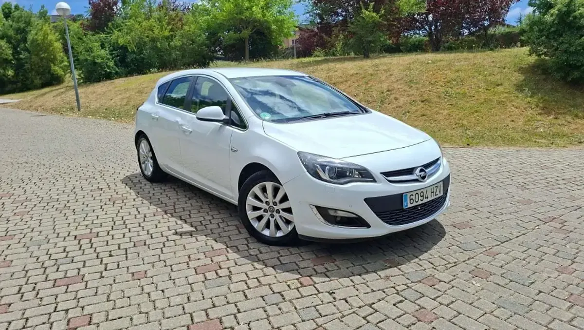 Usado Opel Astra Excellence 136 CV (100 kW) 2014 Blanco Utilitario