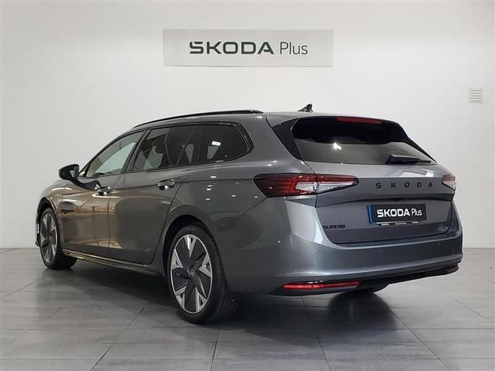 Gris Usado 2025 Skoda Superb SportLine Familiar | 46.590 € - Imagen 1/4