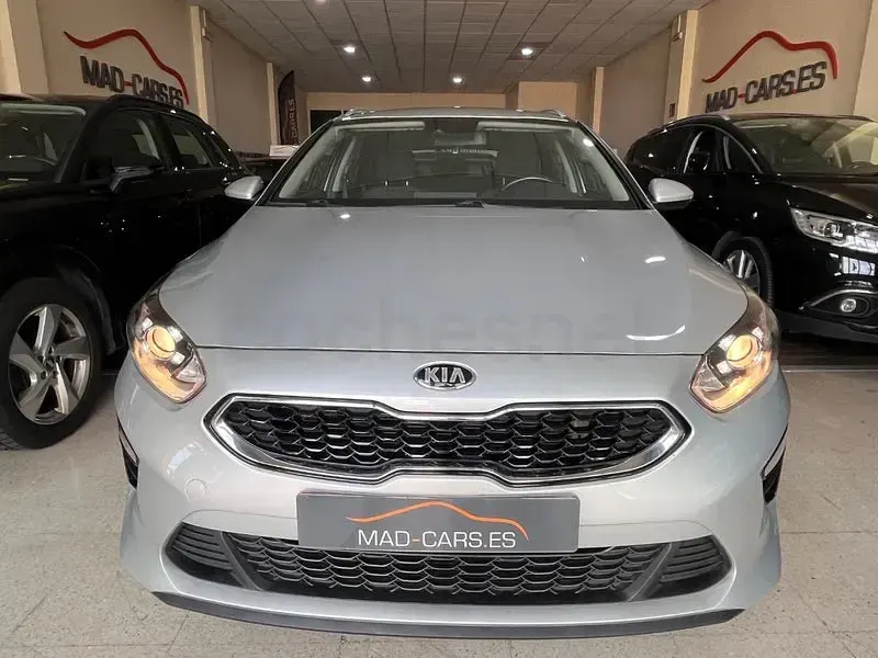 Usado Kia Ceed 136 CV (100 kW) 2020 Gris / plata Utilitario