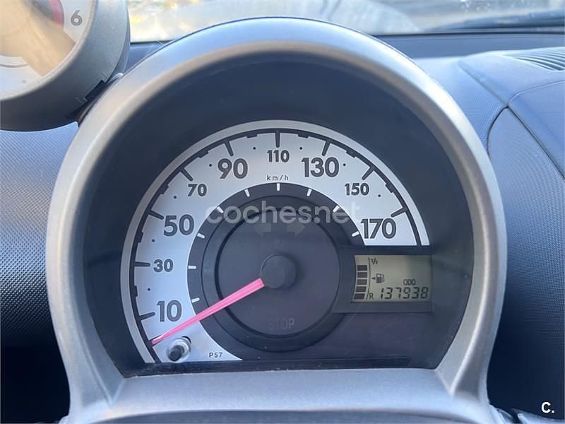 Usado Toyota Aygo 54 CV (39 kW) 2008 Rojo Utilitario