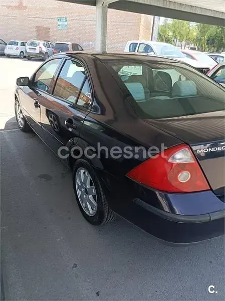 Usado Ford Mondeo Sport 130 CV (95 kW) 2004 Azul Berlina