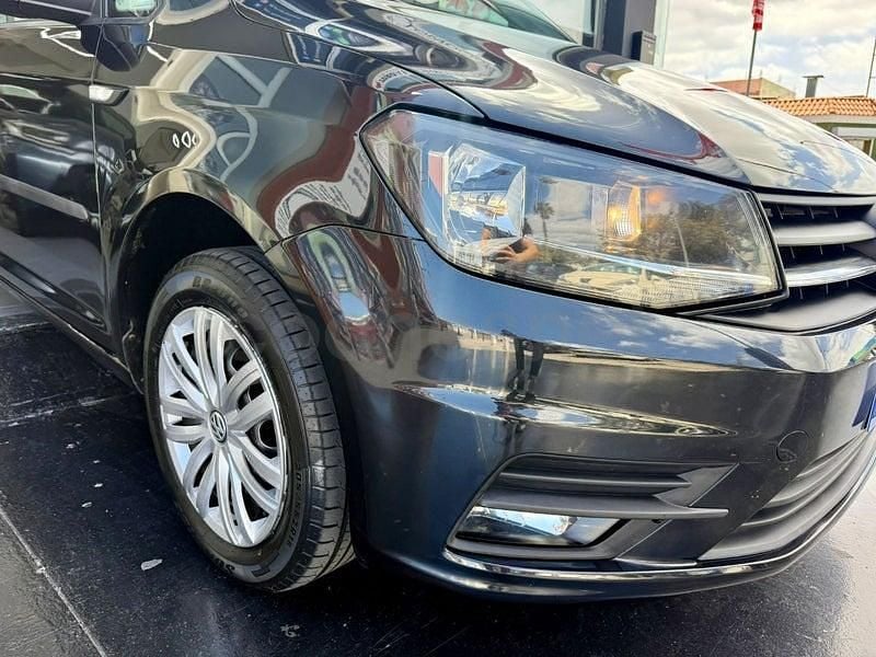 Usado VW Caddy Maxi 102 CV (75 kW) 2018 Negro Monovolumen