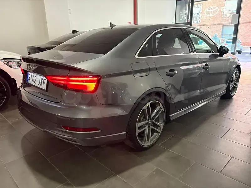 Usado Audi A3 S-Line 150 CV (110 kW) 2017 Gris / plata Berlina