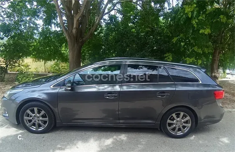 Usado Toyota Avensis Comfort 124 CV (91 kW) 2014 Marrón Familiar