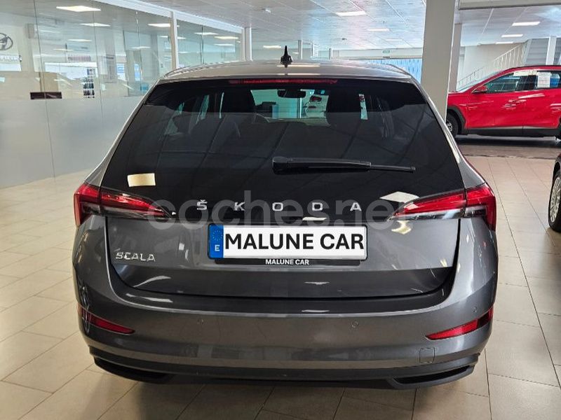 Usado Skoda Scala Ambition 150 CV (110 kW) 2023 Gris / plata Utilitario