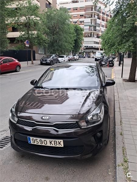 Usado Kia Rio 84 HP (61 kW) 2017 Castanho Sedan