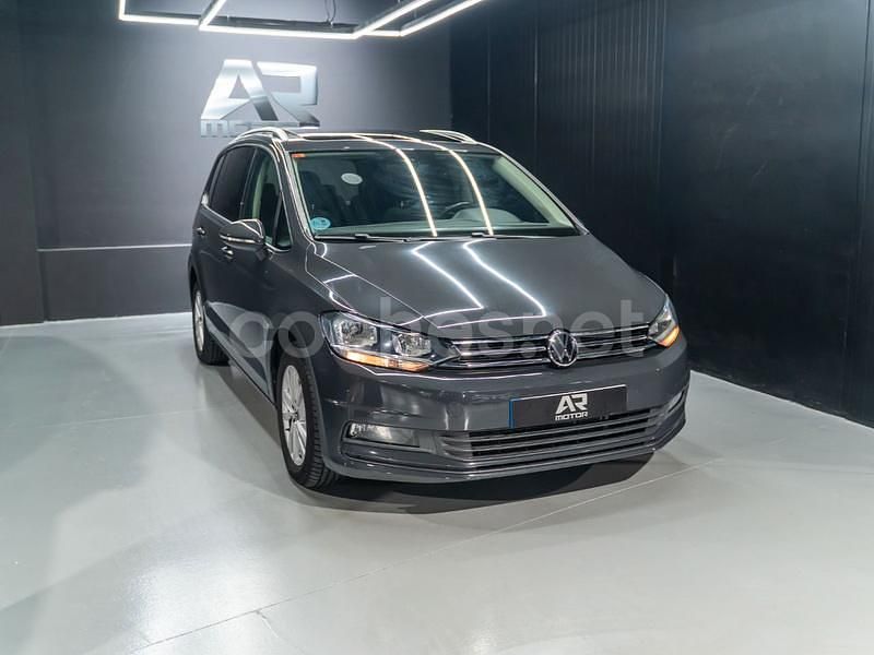 Gris / plata Usado 2021 VW Touran Advance Monovolumen | 23.990 € (Precio justo) - Imagen 1/4