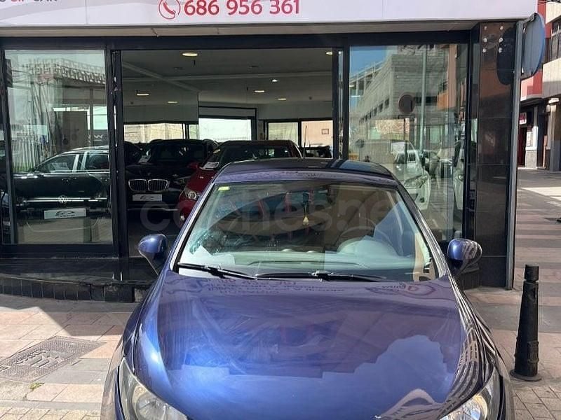 Usado Seat Ibiza Reference 80 CV (58 kW) 2010 Azul Berlina