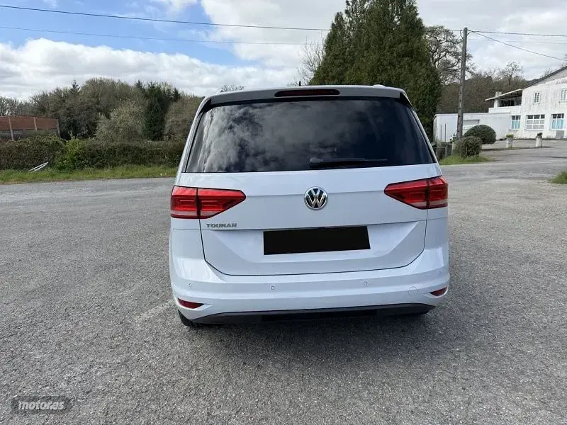 Usado VW Touran Advance 115 CV (84 kW) 2019 Gris claro Monovolumen