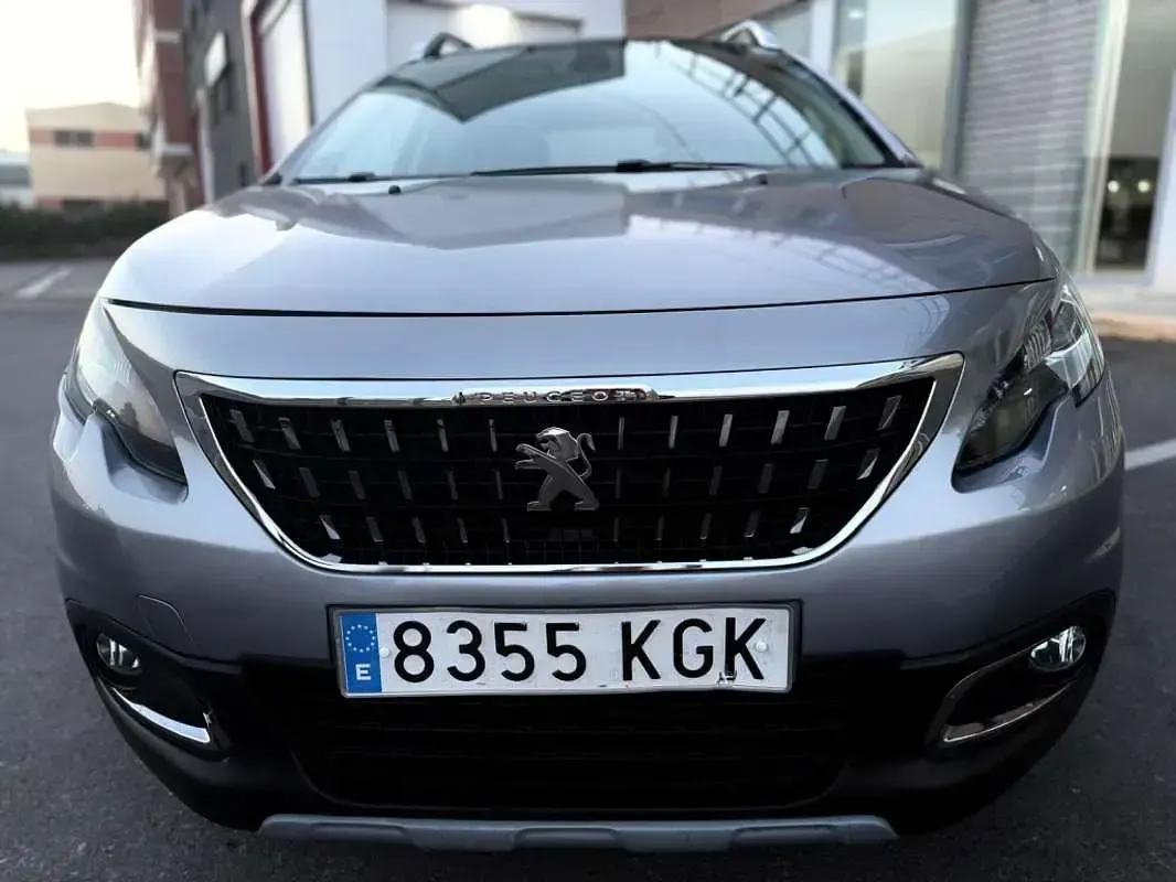 Usado Peugeot 2008 Active 100 CV (73 kW) 2018 Gris SUV