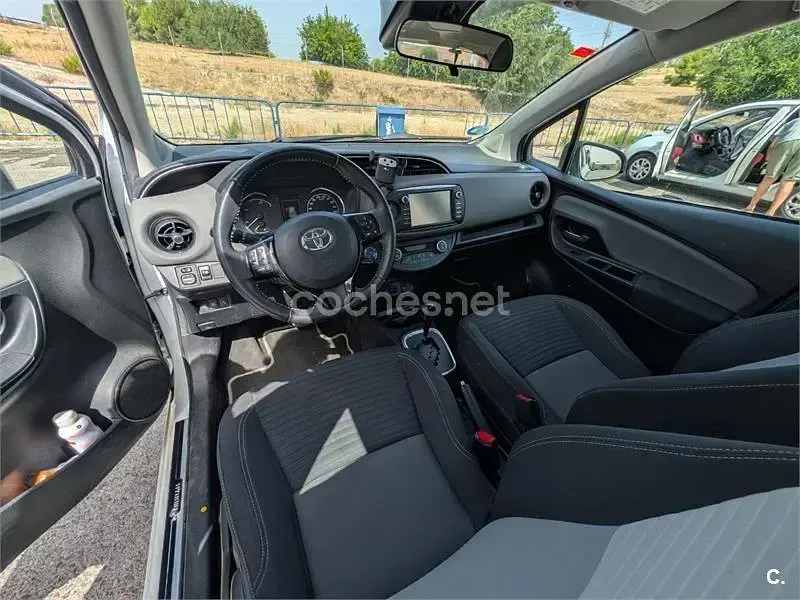 Usado Toyota Yaris Hybrid 100 CV (73 kW) 2017 Blanco Berlina