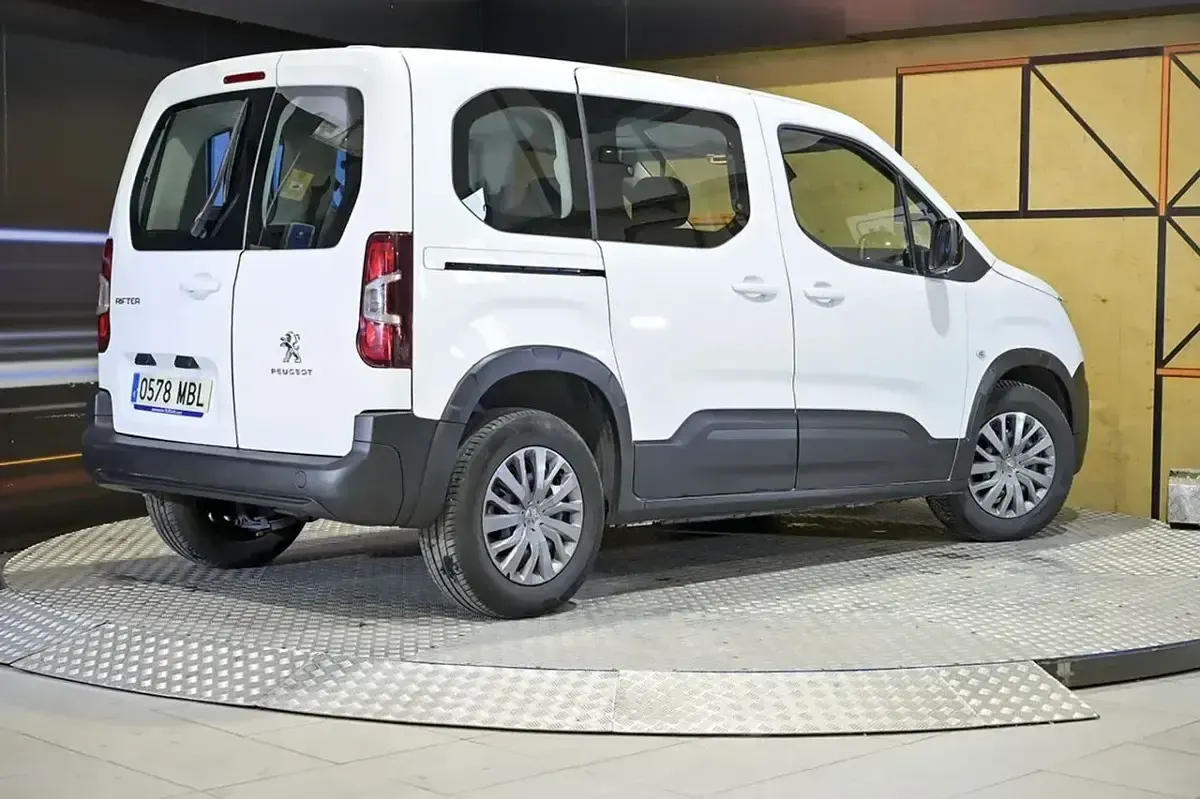 Usado Peugeot Rifter Active 100 CV (73 kW) 2022 Blanco Monovolumen