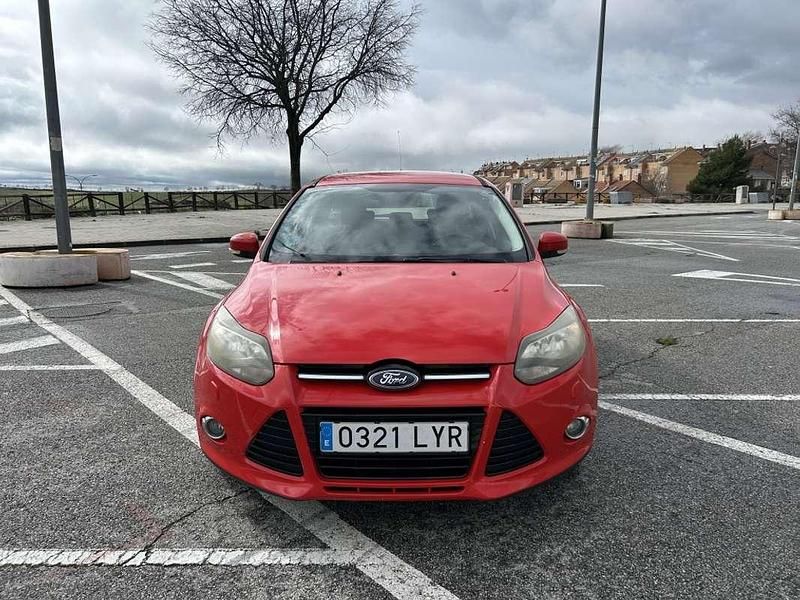 Usado Ford Focus Trend 101 CV (74 kW) 2012 Rojo Utilitario