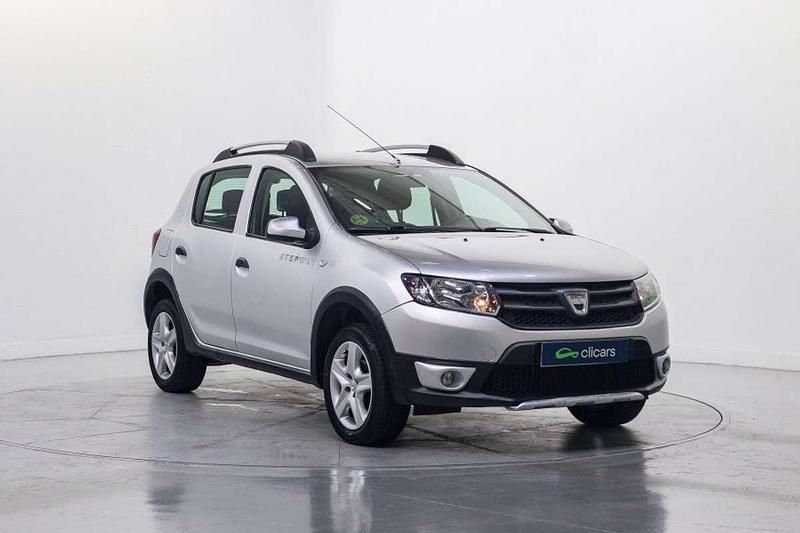 Usado Dacia Sandero Stepway 90 CV (66 kW) 2013 Plateado Utilitario
