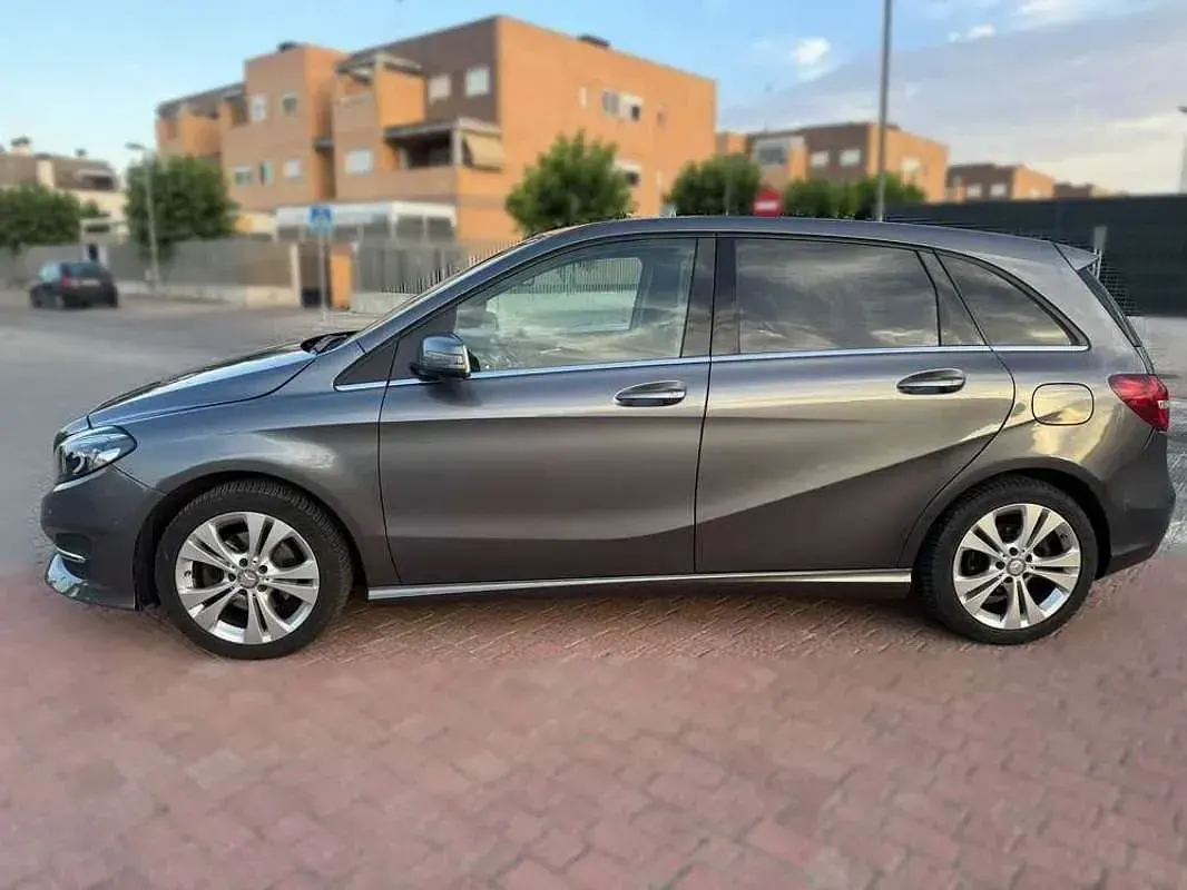 Usado Mercedes B200 Urban 136 CV (100 kW) 2016 Gris Utilitario