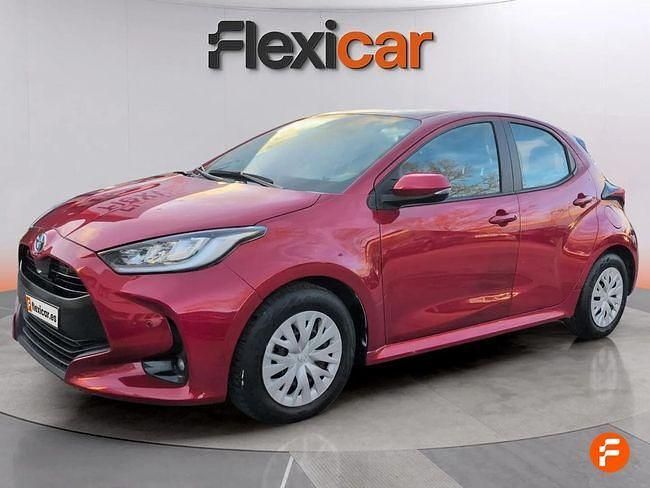 Usado Toyota Yaris Hybrid Active 116 CV (85 kW) 2023 Rojo
