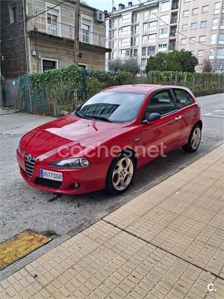 Rojo Usado 2005 Alfa Romeo 147 Distinctive Utilitario | 2700 € (Buen precio) - Imagen 1/4
