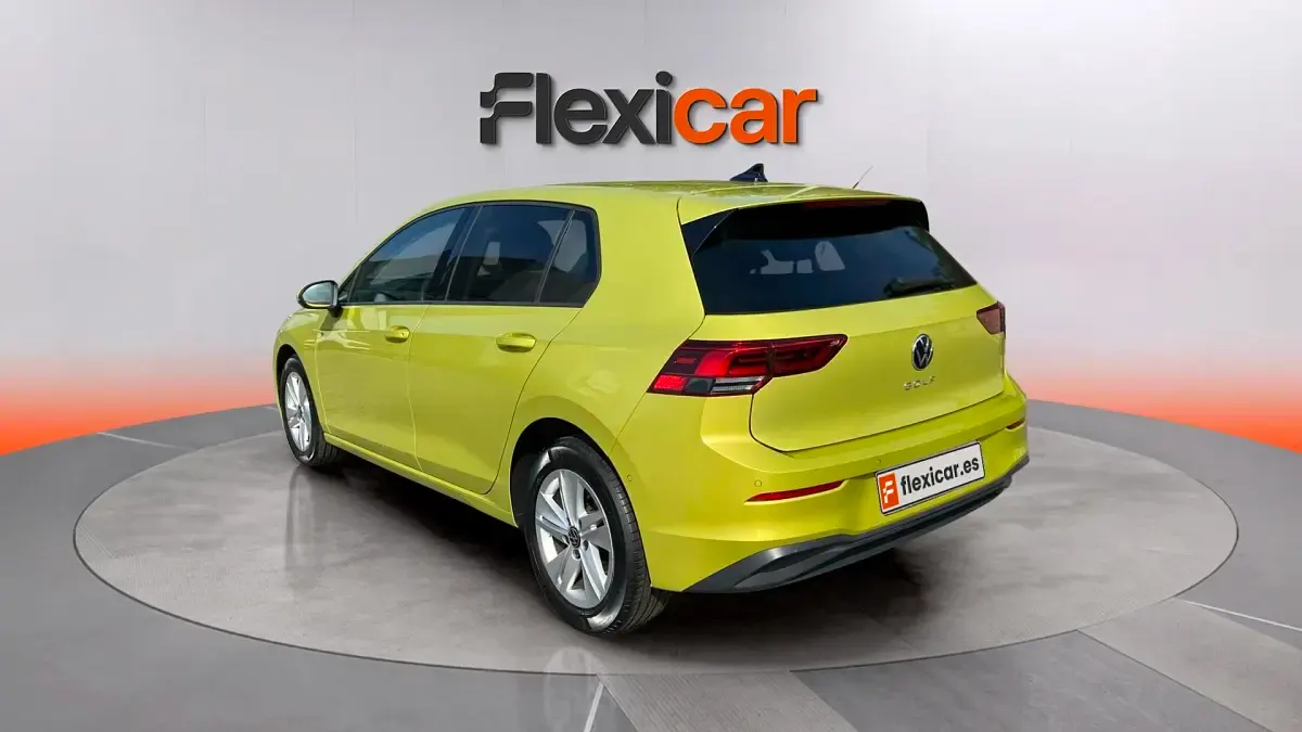 Usado VW Golf VIII 116 CV (85 kW) 2021 Amarillo Berlina