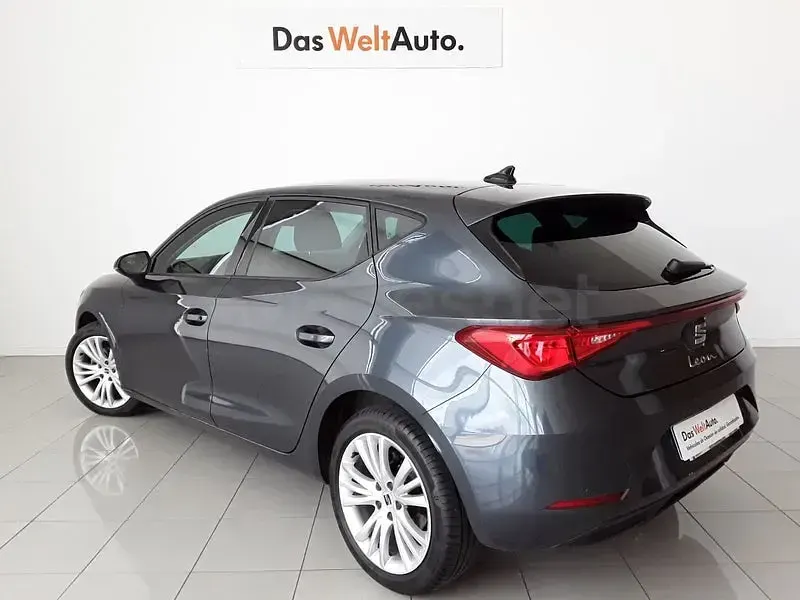Usado Seat Leon Style 115 CV (84 kW) 2022 Gris / plata Berlina