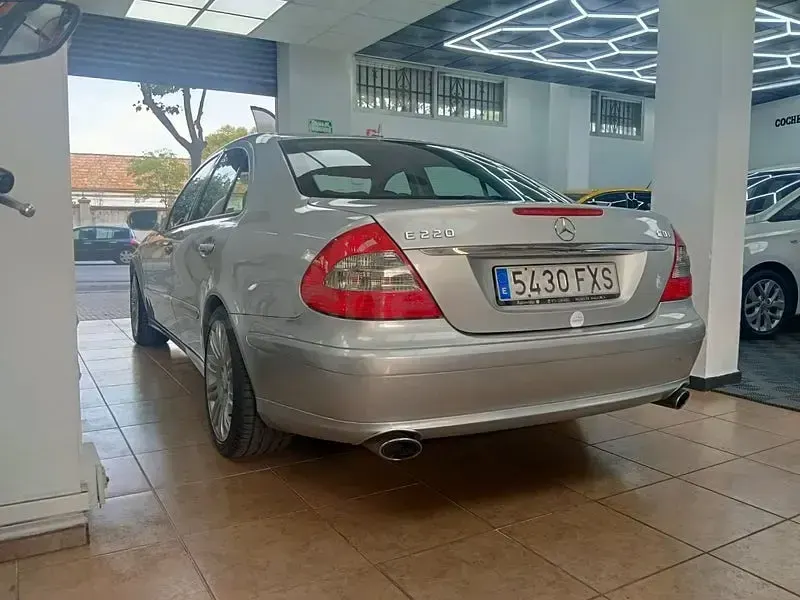 Usado Mercedes C220 Elegance 170 CV (125 kW) 2007 Gris / plata Berlina