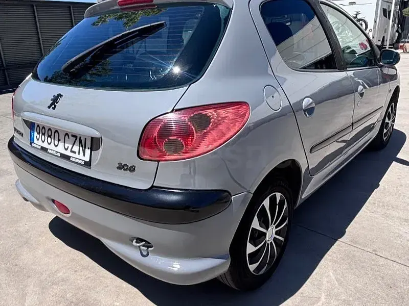 Usado Peugeot 206 90 CV (66 kW) 2004 Gris / plata Berlina