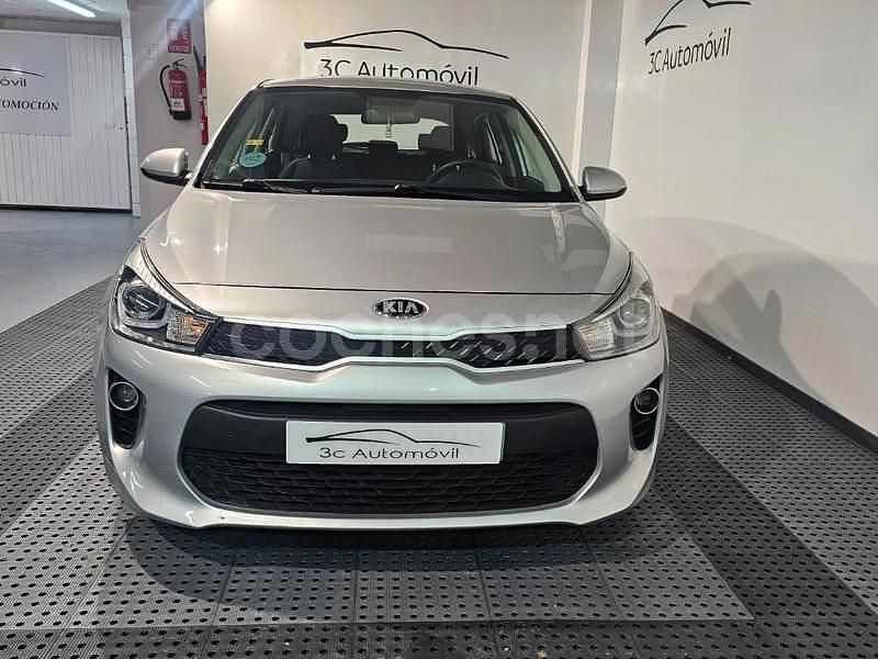Usado Kia Rio 77 HP (56 kW) 2018 Cinzento Sedan