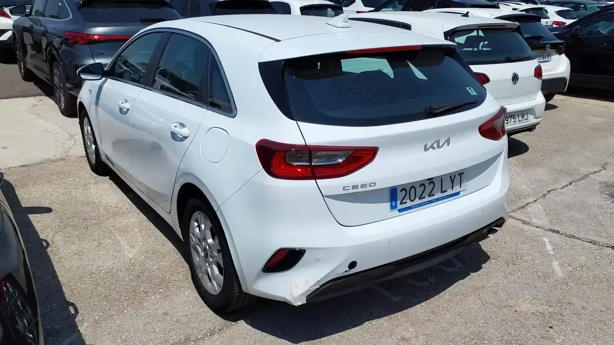 Usado Kia Ceed 101 CV (74 kW) 2022 Blanco Utilitario