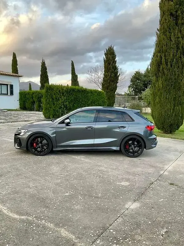 Usado Audi RS3 Sportback 400 CV (294 kW) 2022 Gris Utilitario