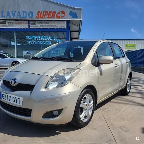 Beige Usado 2010 Toyota Yaris Berlina | 5300 € (Precio justo) - Imagen 1/4