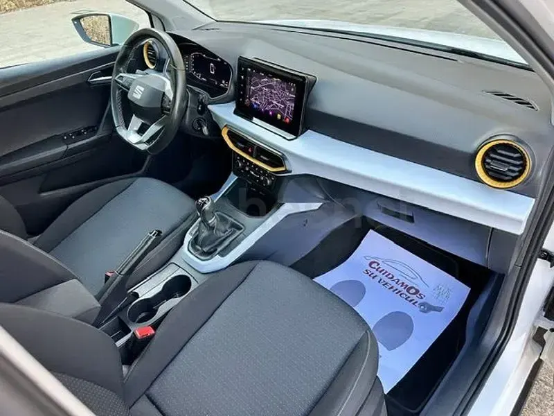Usado Seat Arona Style Plus 110 CV (80 kW) 2021 Blanco SUV