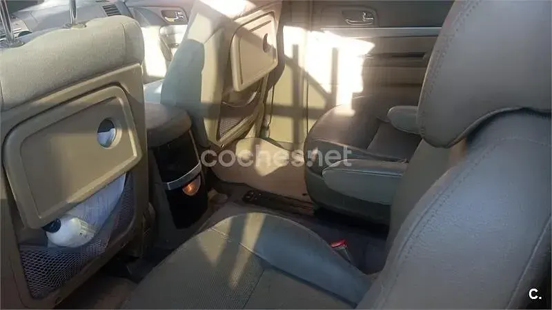 Usado SsangYong Rodius Limited 165 CV (121 kW) 2006 Negro Monovolumen