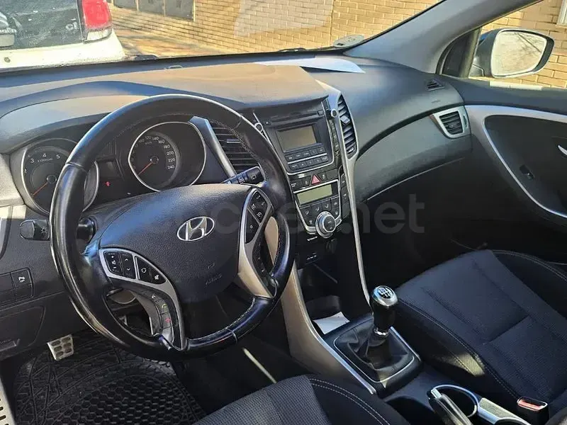 Usado Hyundai i30 Style 135 CV (99 kW) 2014 Negro Berlina