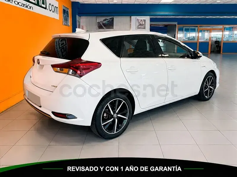 Usado Toyota Auris Hybrid Advance 136 CV (100 kW) 2017 Blanco Berlina