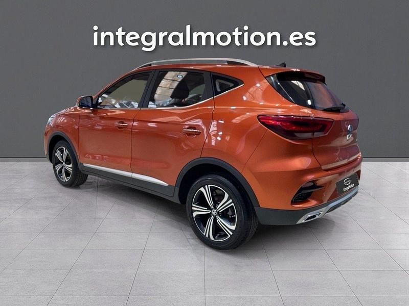 Usado MG ZS Comfort 107 CV (78 kW) 2022 Naranja Berlina