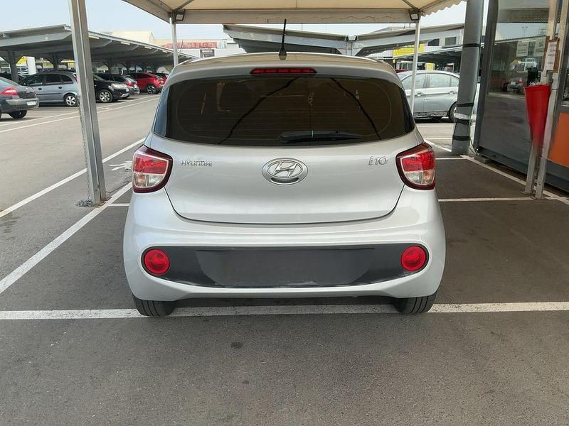 Usado Hyundai i10 66 CV (48 kW) 2019 Gris Utilitario