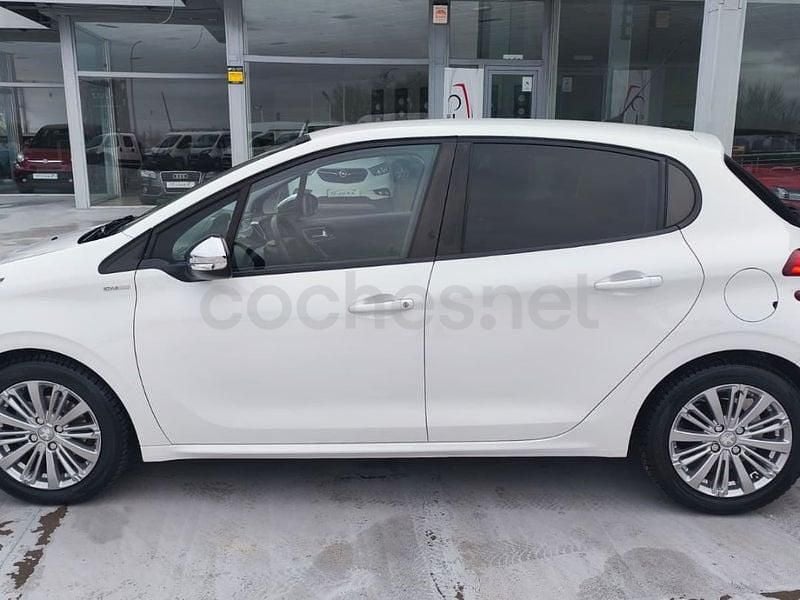Usado Peugeot 208 Style 82 CV (60 kW) 2018 Blanco Utilitario