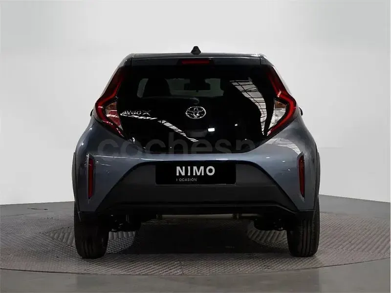 Usado Toyota Aygo X Play 72 CV (52 kW) 2025 Gris / plata SUV