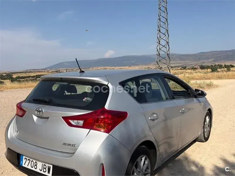 Usado Toyota Auris Advance 124 CV (91 kW) 2014 Blanco Berlina