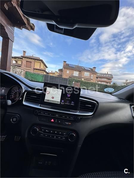 Usado Kia Ceed Launch Edition 120 CV (88 kW) 2018 Rojo Utilitario