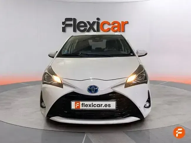 Usado Toyota Yaris Hybrid Active 100 CV (73 kW) 2019 Blanco