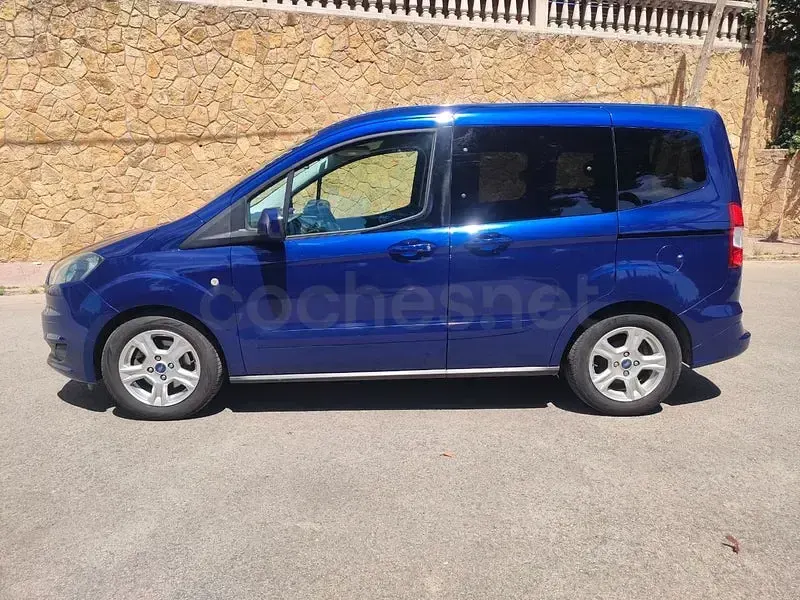 Usado Ford Tourneo Courier Trend 100 CV (73 kW) 2018 Azul Monovolumen