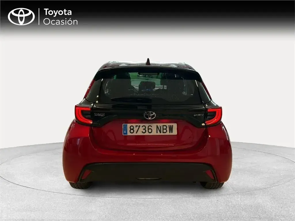 Usado Toyota Yaris Active 115 CV (84 kW) 2025 Rojo Utilitario