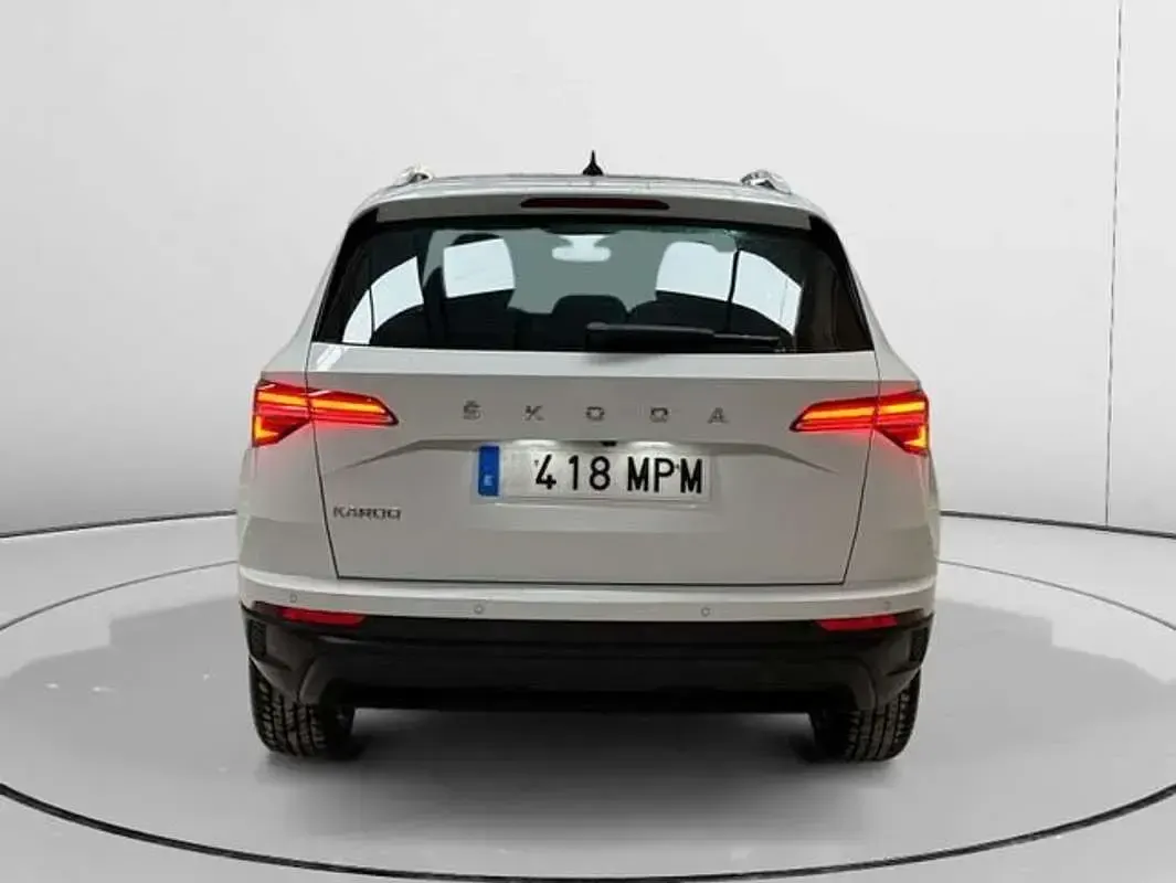 Usado Skoda Karoq Selection 116 CV (85 kW) 2024 Blanco SUV