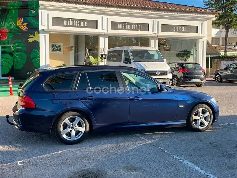 Usado BMW 318 143 CV (105 kW) 2012 Azul Familiar