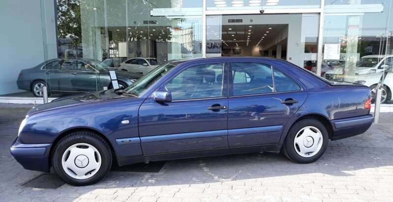 Usado Mercedes E270 170 CV (125 kW) 1999 Azul Berlina